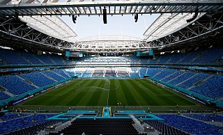 Das EM-Stadion in St. Petersburg. Die Corona-Zahlen steigen vor dem Viertelfinale in der Stadt deutlich an. - Foto: Maxim Shemetov/Pool Reuters/AP/dpa