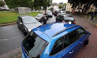 Die Polizei versucht den Verkehr zu regeln. - Wolfgang Rudolf