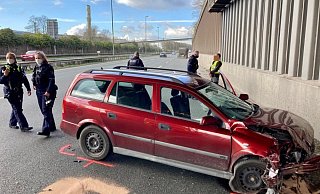Bei dem Unfall wurde eine 40-jährige Bielefelderin - die Fahrerin dieses Opel-Kombi - verletzt.  - Jens Reichenbach