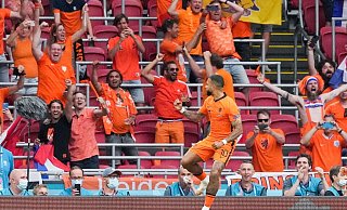 Die Niederländer um Torschütze Memphis Depay setzten sich in Amsterdam gegen Österreich durch. - Peter Dejong/AP Pool/AP/dpa