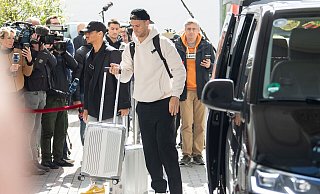 Leroy Sané (l) und Manuel Neuer kommen vor dem Hotel der Nationalmannschaft an. - Sebastian Gollnow/dpa