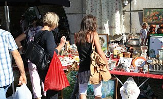 Trödelfans werden an diesem Wochenende auf dem "Flohmarkt mit Flair" in Delbrück fündig. - Pixabay