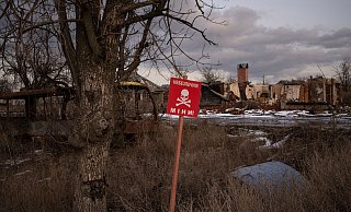 Warnschild am Straßenrand des urkainischen Dorfes Kamjanka bei Isjum. - Vadim Ghirda/AP