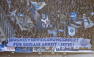 Die Fanszene des Karlsruher SC äußert ihre Meinung zum Zeugnisverweigerungsrecht. - David Inderlied/dpa