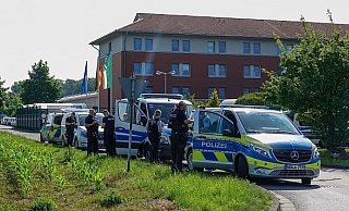 Der 39-Jährige floh aus dem Hafthaus Ummeln (hier im Hintergrund). Das Haus gehört zur JVA Senne, Europas größtem Gefängnis des offenen Vollzugs. - Paul Brinkmann