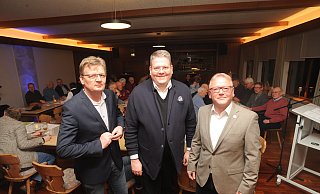 Kai Abruszat (FDP) bewirbt sich als gemeinsamer Kandidat von CDU und FDP Stemwede für eine dritte Amtszeit als Bürgermeister in Stemwede. Zu seiner Wahl als Kandidat gratulierten ihm auch Marco Quebe (FDP, l.) und Andreas Weingärtner (CDU). - Joern Spreen-Ledebur