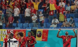 Belgiens Romelu Lukaku (r) feiert das 2:0 gegen Finnland. - Igor Russak/dpa