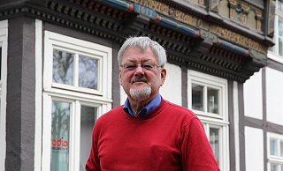 Verbindlich: Claus-Werner Ahaus - hier vor seinem Haus in Höxter - war ein sehr engagierter Höxteraner. - Carmen Pförtner