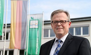 Kreisdirektor Klaus Schumacher vor dem Kreishaus in Höxter, wo am Wahlabend die Informationen aus den Kommunen zusammenlaufen. - David Schellenberg