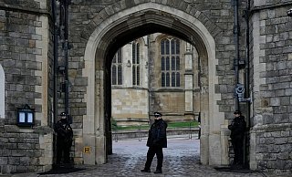 Polizisten bewachen das Tor von Schloss Windsor am ersten Weihnachtstag. - Foto: Alastair Grant/AP/dpa
