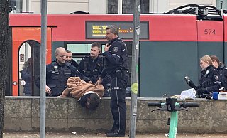 Polizisten nehmen an der Haltestelle „Rathaus“ einen aggressiven Mann in Gewahrsam. - Paul Brinkmann