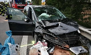Bei dem Zusammenprall wurde dieses schwarze Auto schwer beschädigt - MT-Foto: Oliver Plöger
