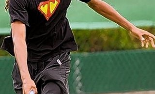 Dustin Brown bereitet sich auf sein Auftaktspiel vor. - FOTO: WEISCHE