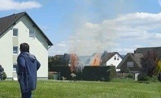 Beim Eintreffen der Feuerwehr stand die Hecke in Vollbrand - das war schon auf der Anfahrt zu sehen. - Feuerwehr Höxter