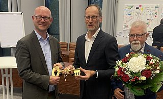 Den Schlüssel der Stadt hat Christian Antl (l.) schon überreicht bekommen. Seinem Vorgänger und Amtsinhaber Bernd Poggemöller ist die Freude bei der Übergabe anzusehen. Auch SPD-Fraktionschef Wolfgang Böhm gratuliert. - Dirk Windmöller
