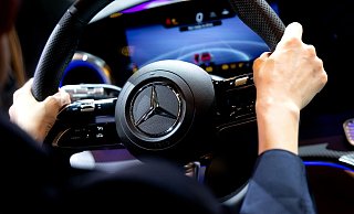 Mercedes-Benz hat erneut weniger Fahrzeuge verkauft. (Archivbild) - Sven Hoppe/dpa
