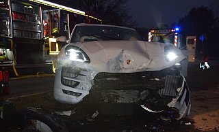 Der Fahrer dieses Wagens ist aus noch ungeklärter Ursache von seiner Spur abgekommen und gegen ein entgegenkommendes Fahrzeug geprallt. - Polizei Herford