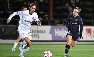 Frankfurts Sara Doorsoun (l) verwandelte gegen Hoffenheim einen kuriosen Handelfmeter. - Johan Nilsson/AP/dpa
