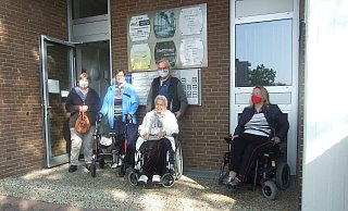An der Aktion der Trollies teilgenommen haben Elke Biene,die einen E-Rollstuhl fährt und auch de Rampe gerade hinauffährt.Mit einem normalen Rollstuhl dabei war Helga Voigt, mit Rollator unterwegs war Erika Schwarze und als Gehbehinderte machten Erhard Schwarze und Edith Meinders mit. - Karsten Schulz