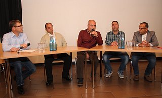 Fluchterlebnisse: SPD-Vorsitzender Ralf Dräger (v. l.), Alban Gostanian, Übersetzer Albeir Eleya, Abdullah Yazyi und Haithan Dughanji. - Joe Cubick