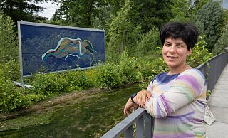 Sophie Utikal hat für die Ausstellung drei Textil-Bilder geschaffen. Hier ist eine weibliche Figur im Fluss zu sehen. - Niklas Tüns