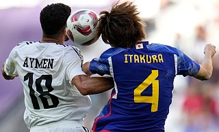 Iraks Aymen Hussein (l) und Japans Kou Itakura im Zweikampf um den Ball. - Aijaz Rahi/AP/dpa