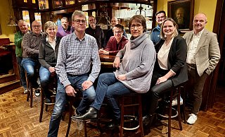 Wird das Waldschlößchen im Kreis Gütersloh wiedereröffnet? Clemens und Ute Wittkamp (vorn Mitte), die ehemaligen Betreiber und Besitzer der Immobilie, begrüßen die Pläne der Arbeitsguppe, der Hermann Hecker (v.l.), Karl-Heinz Westbeld, Elsbeth Kemper, Norbert Daut, Norbert Stro?er, Tim Bremke, Felix Fu?chtenko?tter, Stephanie Rolf und Dirk Hu?lsmann angehören. - Robert Becker