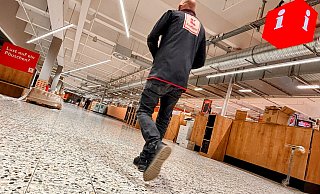 Lust auf ein Päuschen? Sicher, aber nicht jetzt: Ein Kaufland-Mitarbeiter läuft durch den Eingangsbereich der Filiale an der Teutoburger Straße. Vieles sieht schon fertig aus, die meisten Regale sind auch schon gefüllt. Doch fertig ist beileibe noch nicht alles. Foto: Eike J. Horstmann - Eike J. Horstmann