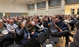 Rund 300 CDU-Mitglieder beteiligen sich in der Brakeler Stadthalle an der Wahl eines Bürgermeisterkandidaten. - Ralf T. Mischer