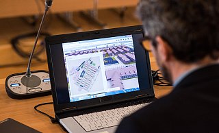 Digitaler Nachbau: LKA-Ermittler Stefan Willms bereitet im Verhandlungssaal in Detmold seinen Computer mit einem 3D-Modell des Konzentrationslagers Auschwitz für seine Aussage vor. - dpa