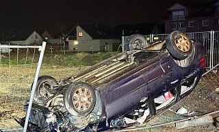 Der Peugeot mit polnischer Zulassung blieb auf dem ehemaligen Tankstellengelände an der Einmündung der Schillerstraße/Bielefelder Straße auf dem Dach liegen. - Ralph Meyer