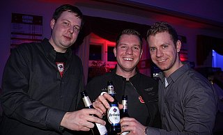 Diese drei Gäste gönnten sich zum Einstieg erst einmal ein Bier. - FOTO: VERENA KÖLLING