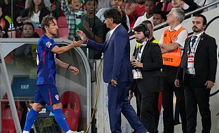 Der Trainer und sein Superstar: Kroatiens Zlatko Dalic klatscht Luka Modric ab. - Armando Franca/AP