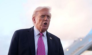 Donald Trump verhängte Zölle auf Lastwagen und Busse - und verlängerte zugleich Vergünstigungen für in den USA produzierte Fahrzeuge mit Import-Bauteilen. - Mark Schiefelbein/AP/dpa