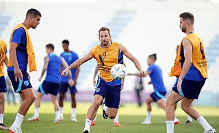 Die Engländer um Kapitän Harry Kane (M.) schotten sich ab. - Mike Egerton/PA Wire/dpa