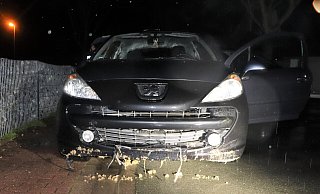 Während der Verfolgungsjagd durch Brakel wurde der Peugeot des Beverungers stark beschädigt. - Polizei Höxter