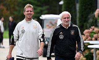 DFB-Sportdirektor Rudi Völler (r) und Bundestrainer Julian Nagelsmann. - Federico Gambarini/dpa