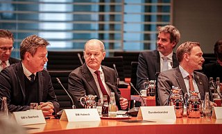 Seit Tagen verhandeln Vizekanzler Robert Habeck (v.l.), Kanzler Olaf Scholz und Finanzminister Christian Lindner über den Haushalt. - Kay Nietfeld/dpa