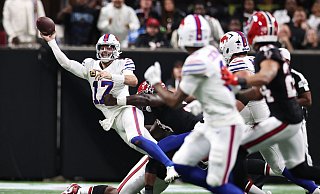 Bills-Quarterback Josh Allen (Nr. 17) war gegen die Falcons permanent unter Druck. - Colin Hubbard/FR172196 AP/AP/dpa