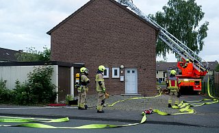 In einem leer stehenden Reihenhaus an der Raabestraße hatten unbekannte Täter am Sonntagmorgen Gardinen in Brand gesetzt. - Ralph Meyer