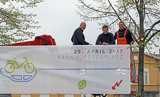 Für den ersten „Tag der Elektromobilität" im Jahr 2017 warb vor dem Bahnhof der bisherige Klimaschutzmanager Hans Fenkl (Mitte).