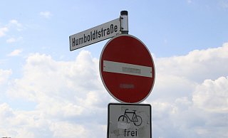 In der Humboldtstraße in Enger kam es am Dienstagabend zunächst zu einer Massenschlägerei unter rund 20 Personen. Im weiteren Verlauf fielen mindestens vier Schüsse. - Claus Frickemeier