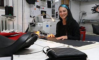 Verena Urban näht für ihr Leben gern. Darum dürfen es für die Fahrzeugsattlerin gern auch aufwendigere Steppungen und Ziernähte sein. - Sonja Rohlfing