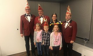 Kinderprinzessin Klara I. (Koch, vordere Reihe v. l.), Kinderprinz Jonas I. (Kleinschmidt-Michels) und Kinderhofnärrin Ida I. (Koch) sowie (hintere Reihe v. l.) Präsident Uwe Jonietz, Prinz Wolfgang II. (Janzen), Prinzessin Christiane I. (Janzen) und Vorsitzender Mario Schulte. - Marco Janzen