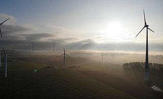 Die Betreiber von Windrädern, wie hier zwischen Dahl und Neuenbeken, müssen Gewerbesteuer für die Anlagen zahlen. Die Verteilung der Gelder gefällt Kommunen mit vielen Anlagen derzeit nicht. - Jens Reddeker