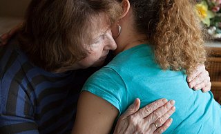 Einsamkeit durch Schmerzen: Damit es dazu nicht kommt, können Angehörige Pflegebedürftige unterstützen. - Silvia Marks/dpa-tmn