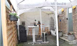 Der Wirt hat den Biergartenbereich am „Holter Bierhaus“ im Kreis Gütersloh bereits abgespeckt, es stehen nun weniger Tische dort. - Gunter Held