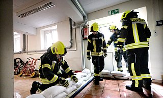 Die Feuerwehr war mit Sandsäcken in der Josefschule in Herzebrock-Clarholz im Einsatz. - Andreas Frücht