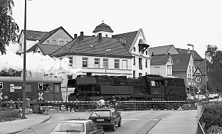 Im Rückwärtsgang: Heino Uekermann fotografierte 1998 den dampflokbespannten Sonderzug auf dem Weg von Paderborn nach Herford. Interessant ist auch das dahinter aufragende Gebäude. - Heino Uekermann