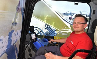 Christian Kretschmer hat in der Kabine des Simulators Platz genommen. Normalerweise leitet der 38-jährige das Lager. - Jens Dünhölter